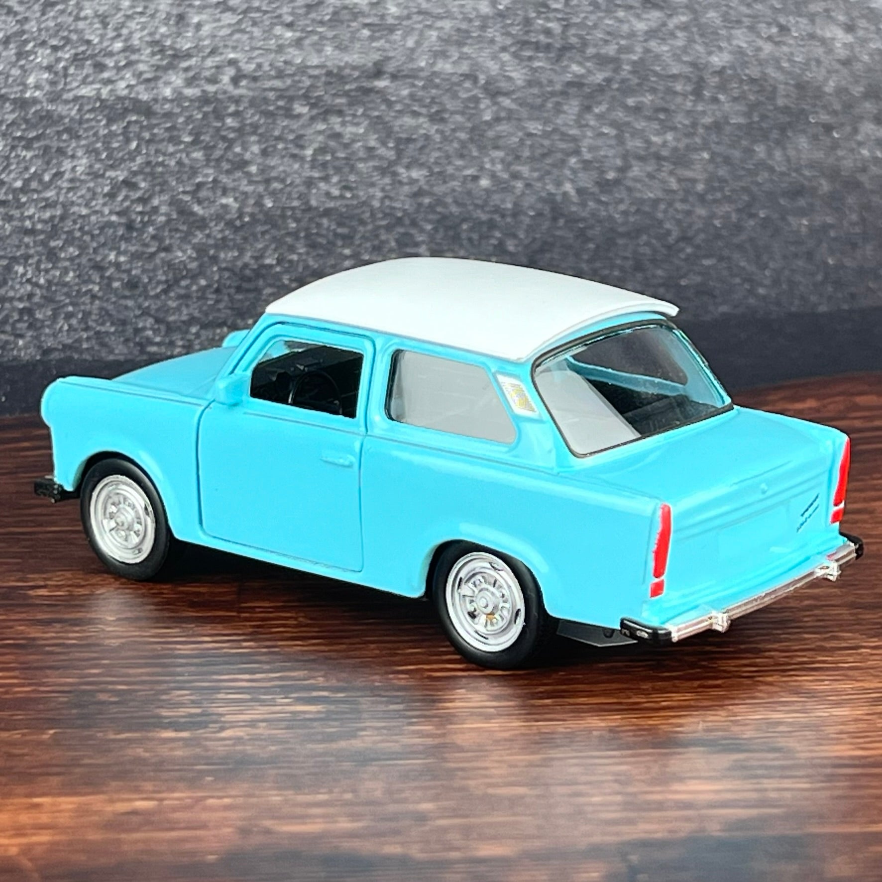 Trabant 601 Limousine Modellauto, himmelblau mit weißem Dach, 11cm lang, Aufziehfunktion, bewegliche Teile