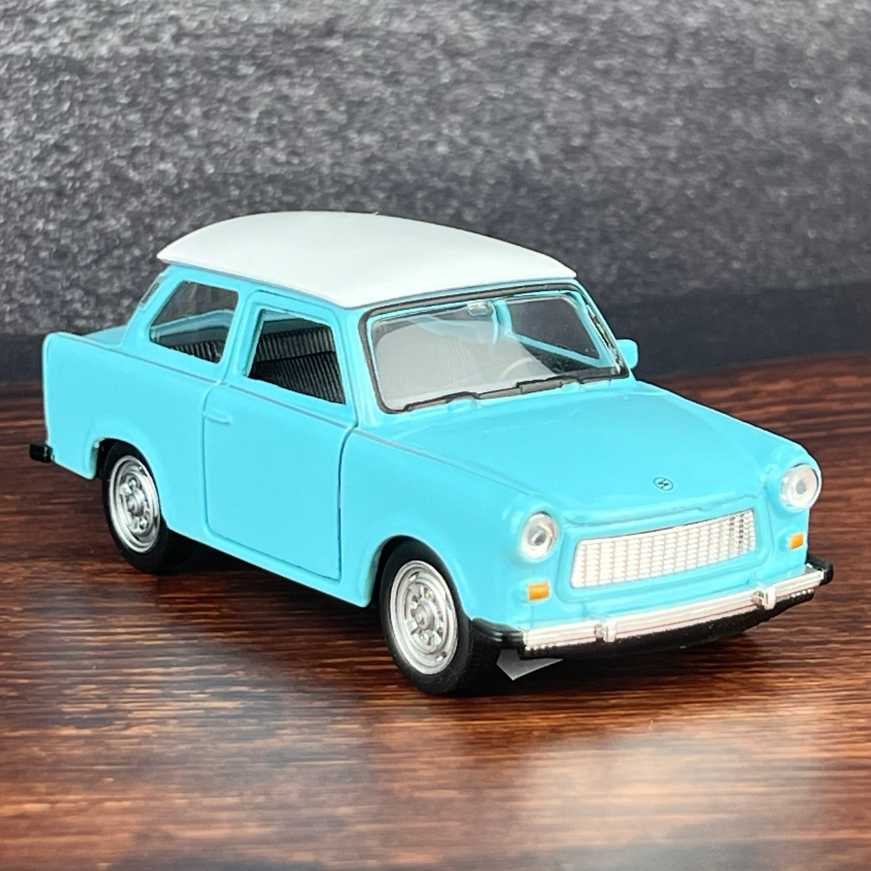 Trabant 601 Limousine Modellauto, himmelblau mit weißem Dach, 11cm lang, Aufziehfunktion, bewegliche Teile