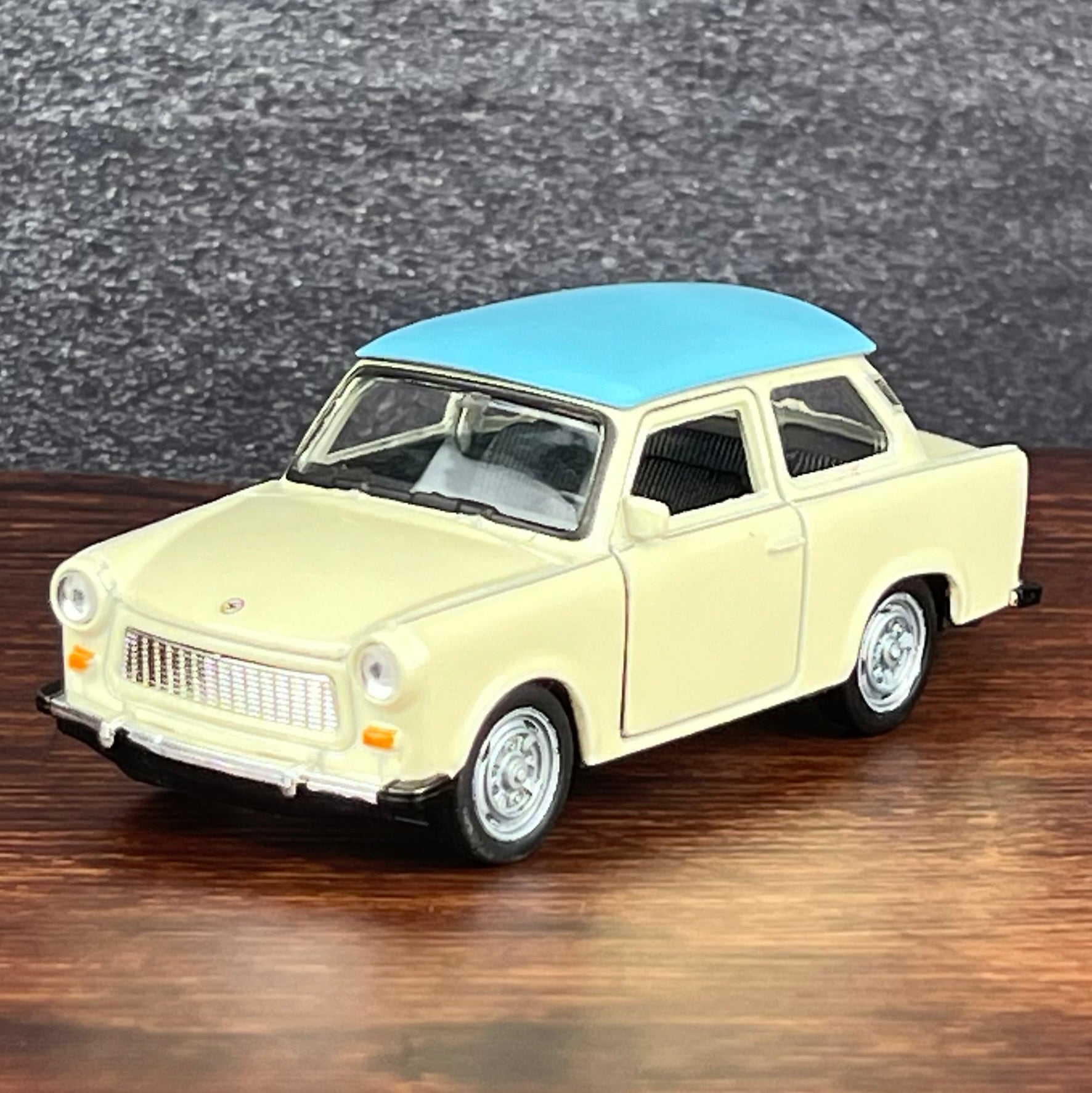 Trabant 601 Limousine Modellauto, papyrusweiß mit himmelblauem Dach, 11cm lang, Aufziehfunktion, bewegliche Teile