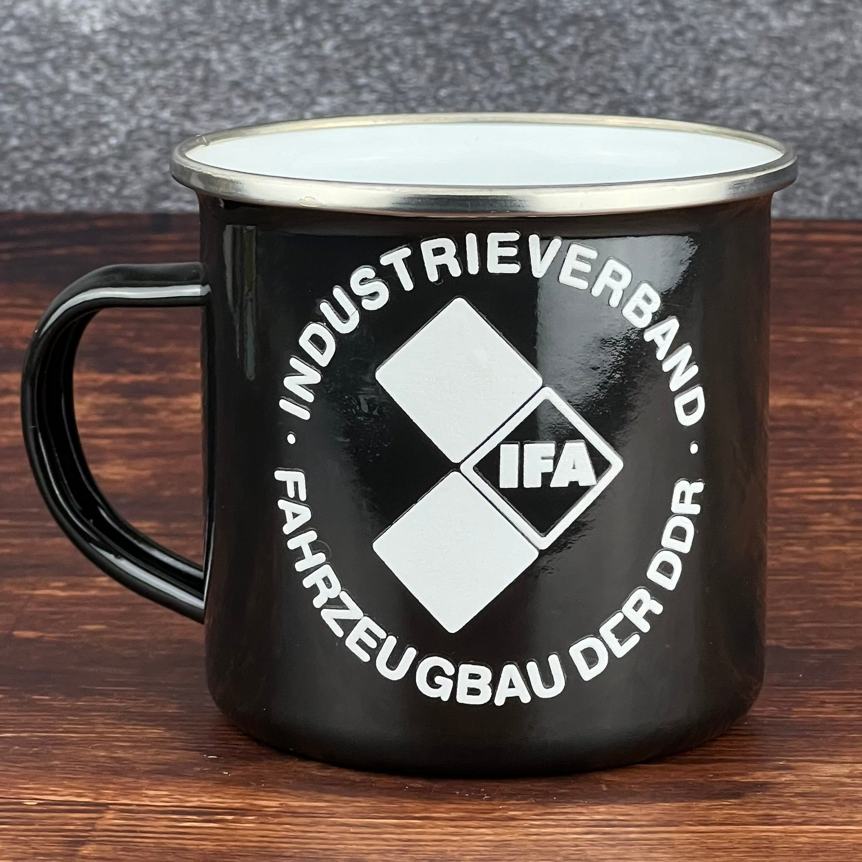 Farbige Emailletasse / Tasse IFA Industrieverband Fahrzeugbau der DDR, schwarz