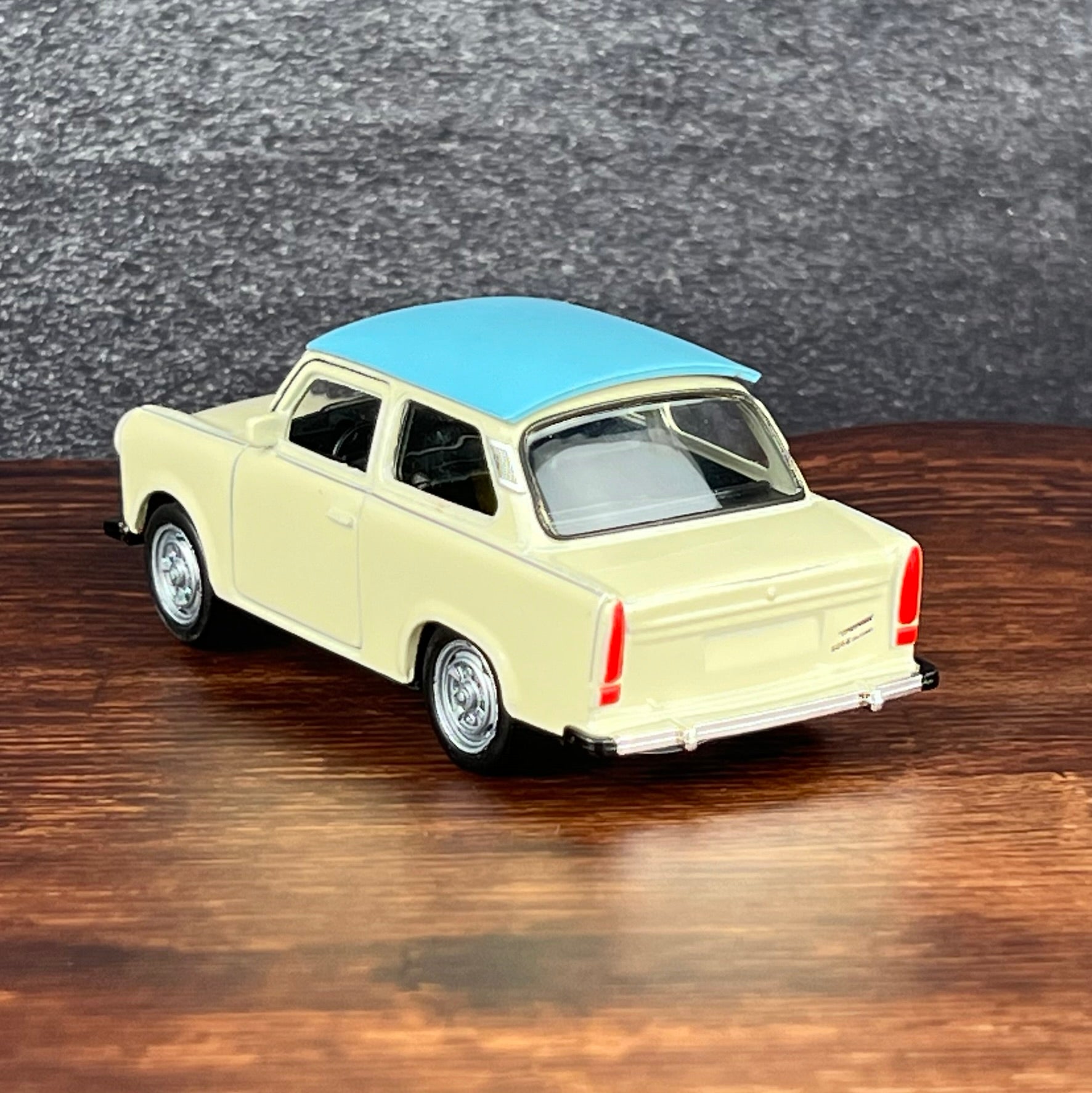 Trabant 601 Limousine Modellauto, papyrusweiß mit himmelblauem Dach, 11cm lang, Aufziehfunktion, bewegliche Teile