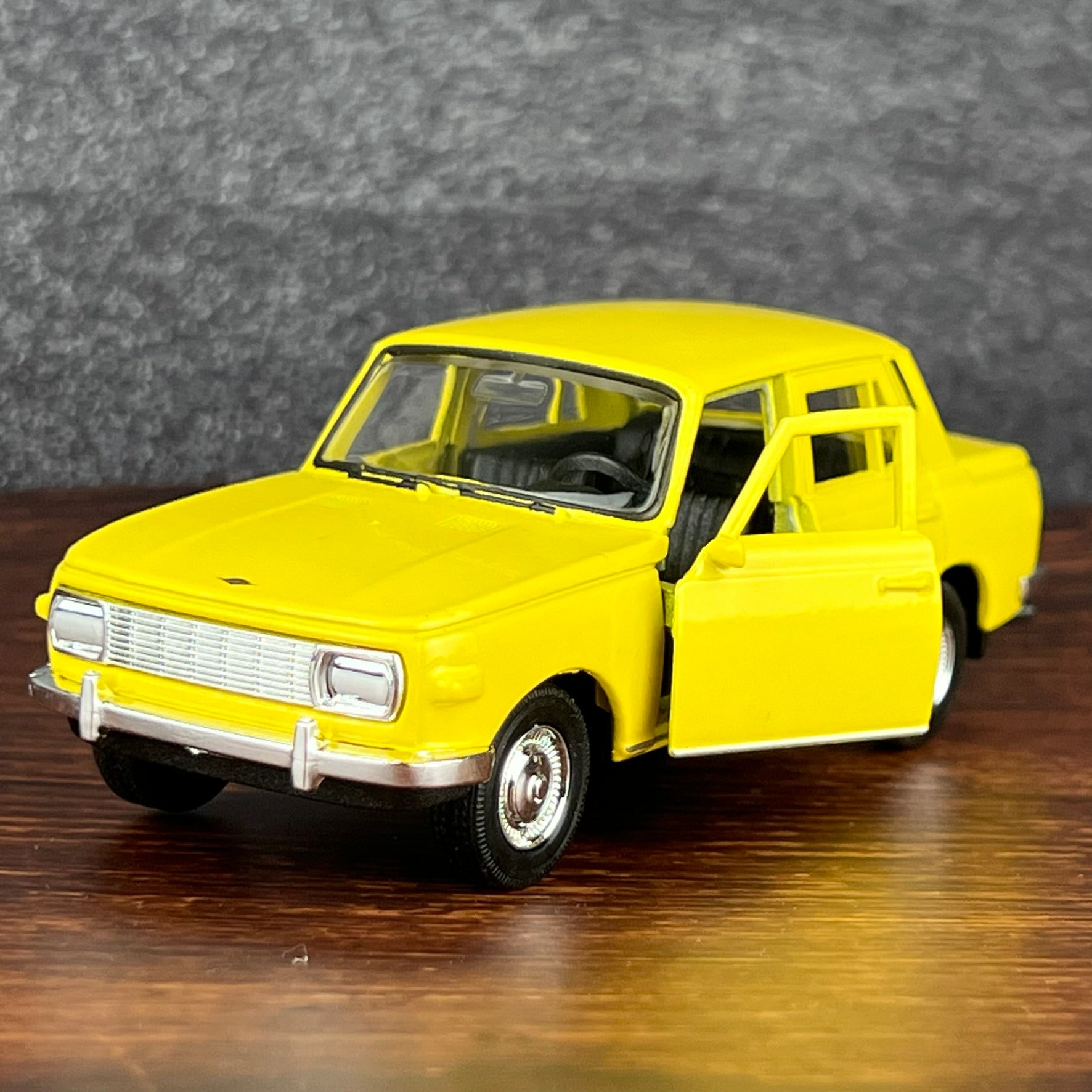 Wartburg Limousine Modellauto, gelb, 10cm lang, Aufziehfunktion, bewegliche Teile