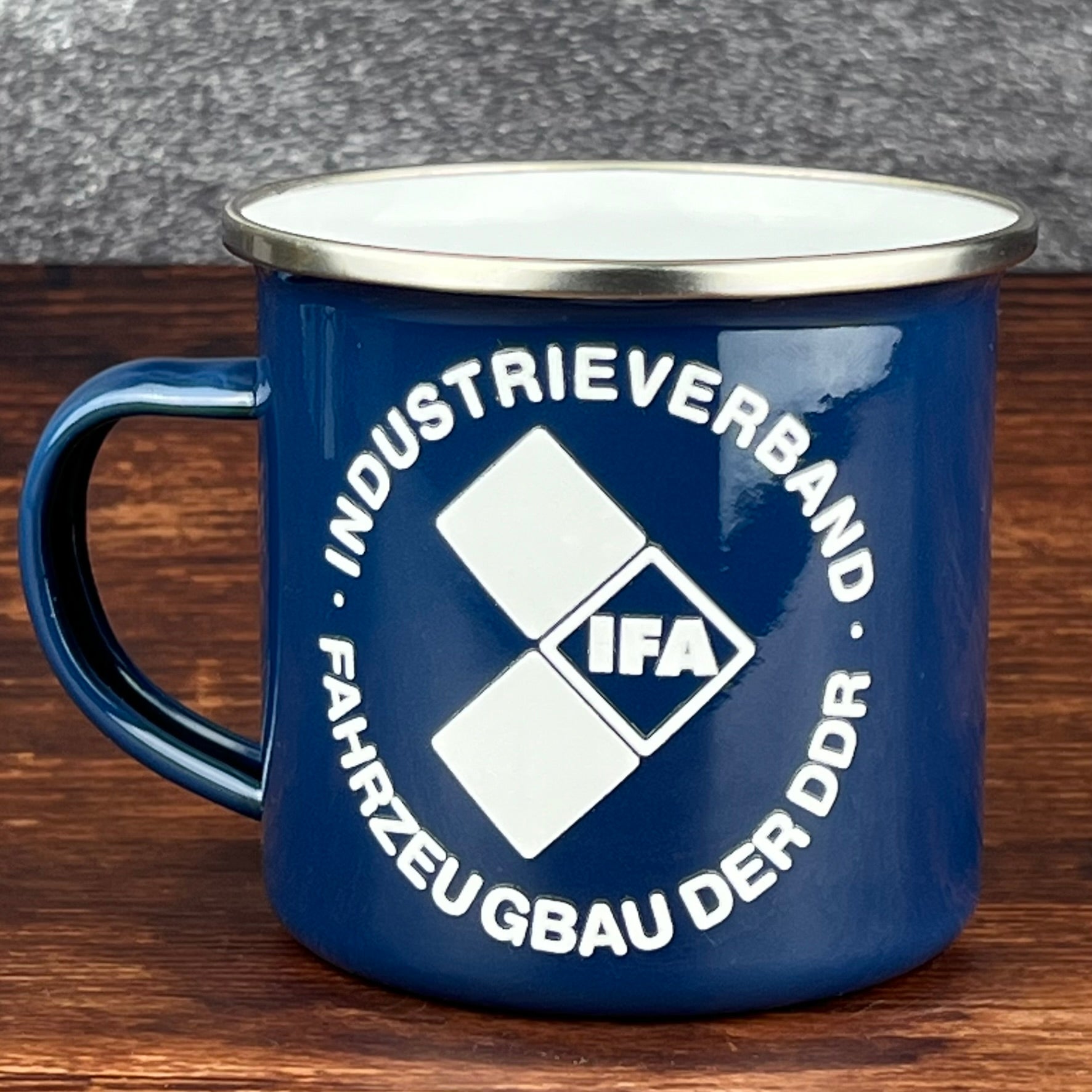 Farbige Emailletasse / Tasse, IFA Industrieverband Fahrzeugbau der DDR, dunkelblau