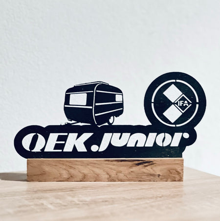 Deko Holzaufsteller QEK Junior Logo